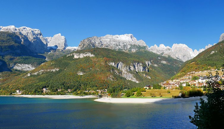 B-6598-autunno-al-lago-di-molveno-e-dolomiti-di-brenta.jpeg