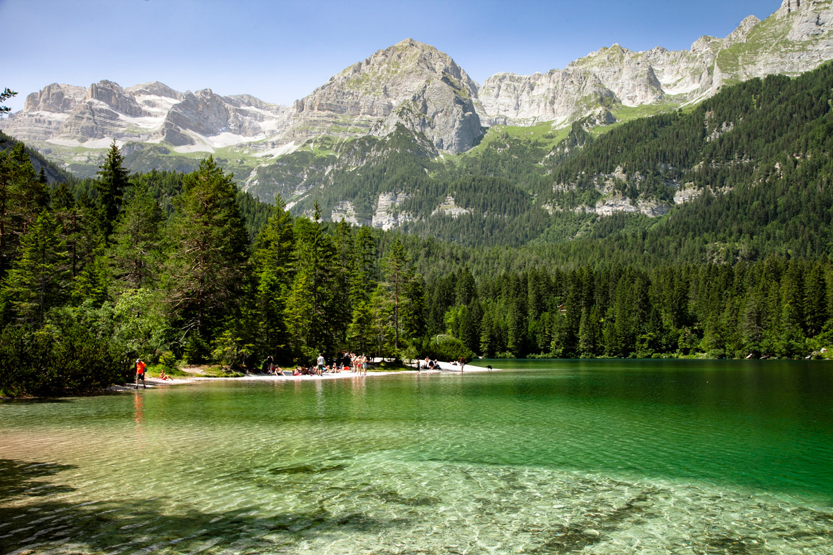Lago-di-Tovel-circondato-dalle-montagne-e-dai-boschi-Natura-in-Trentino-Alto-Adige.jpg