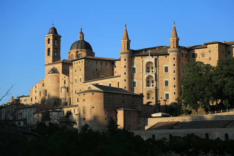 Palazzo_Ducale_Urbino_Marche_02-768x512.jpg