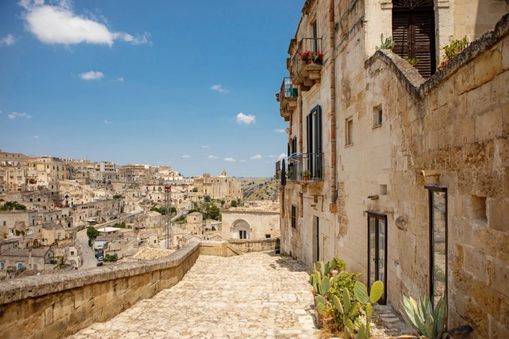 Strada-del-centro-storico-di-Matera--1024x682.jpg.webp