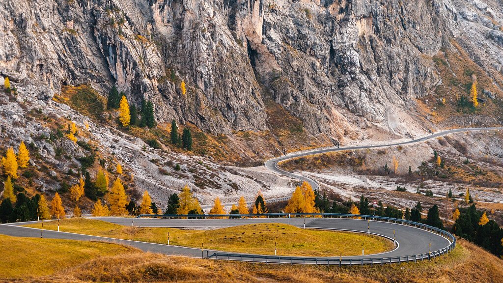 autunno_strada_passo_gardena_selva_val_gardena_picjumbo_viktor_hanacek-tablet.jpg