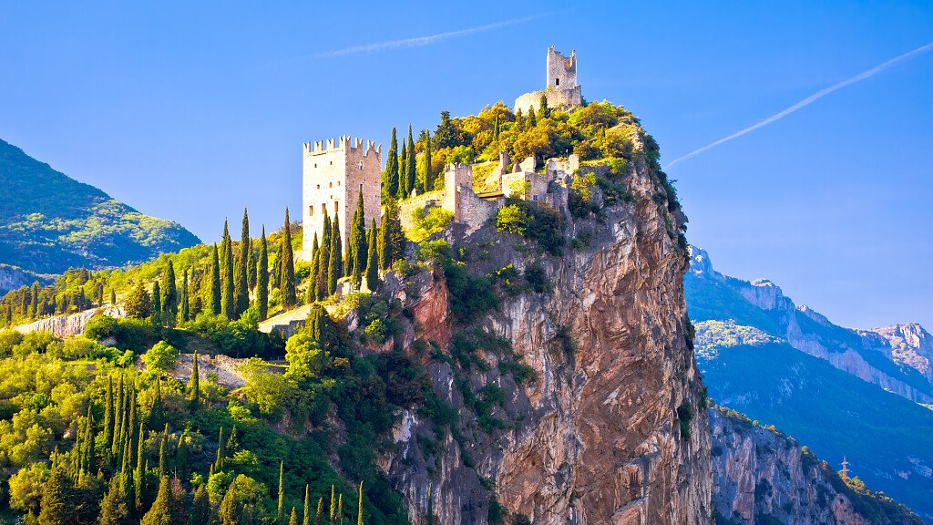 castello_di_arco_dreamstime_xbrchx-tablet.jpg