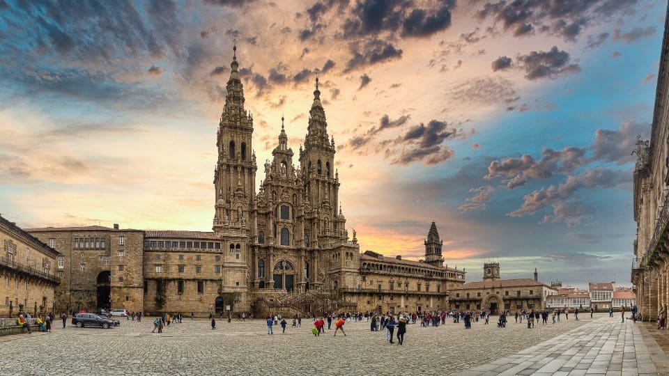 cattedrale-di-Santiago-di-Compostela-e-Praza-do-Obradoiro.jpg